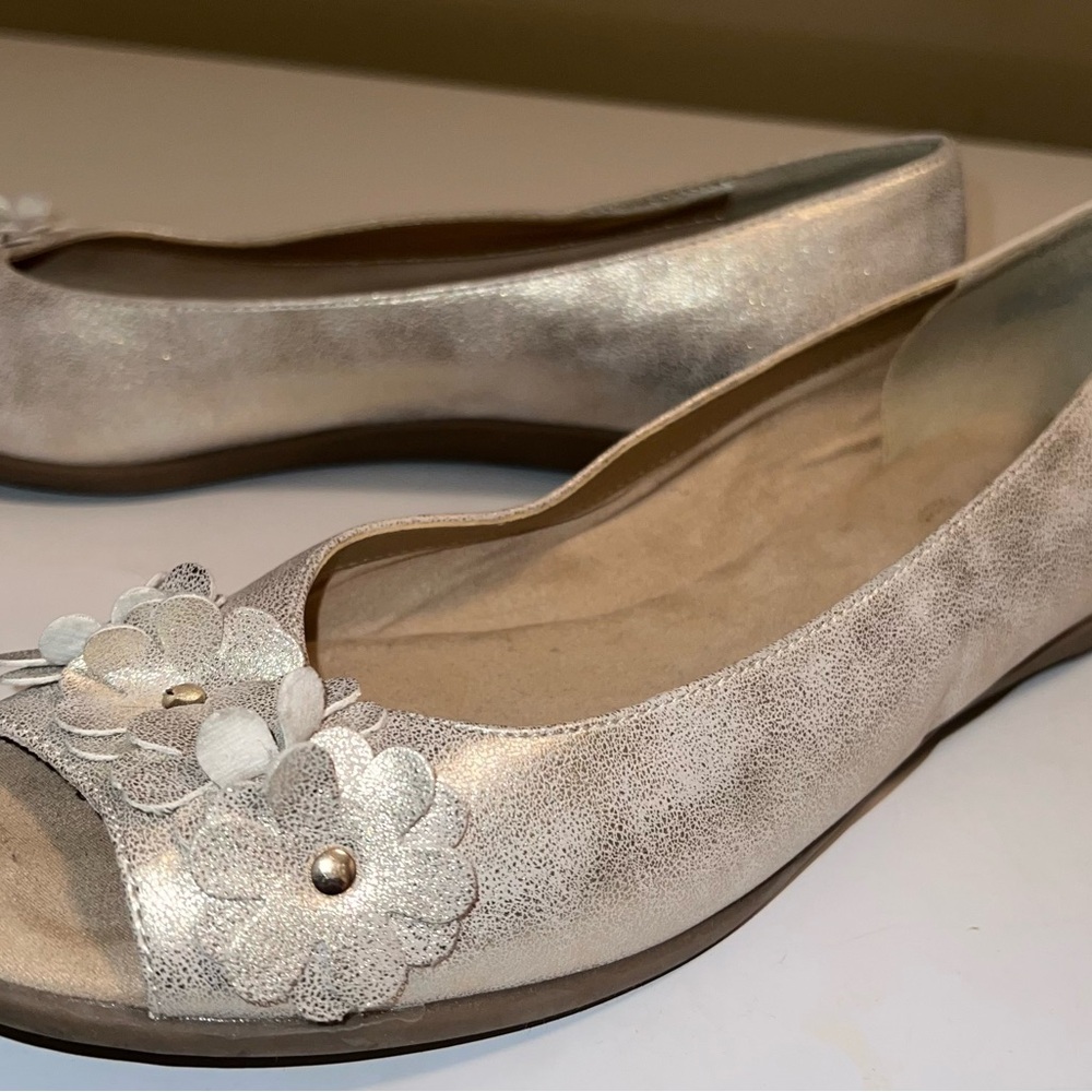 A2 By Aerosoles Champagne/Light Gold Floral Flats - Picture 2 of 6